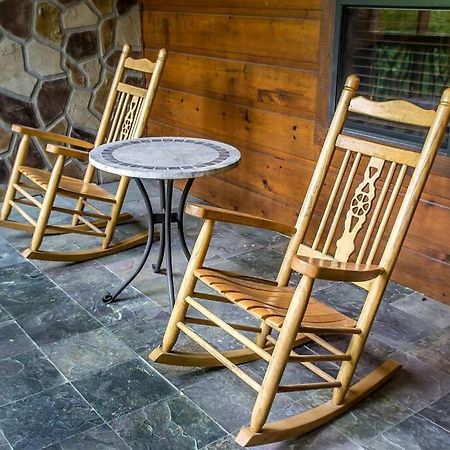 Holly Tree Hideaway - Semi Secluded Mtn Setting Vila Sevierville Exterior foto
