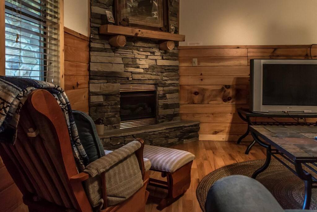 Holly Tree Hideaway - Semi Secluded Mtn Setting Vila Sevierville Exterior foto