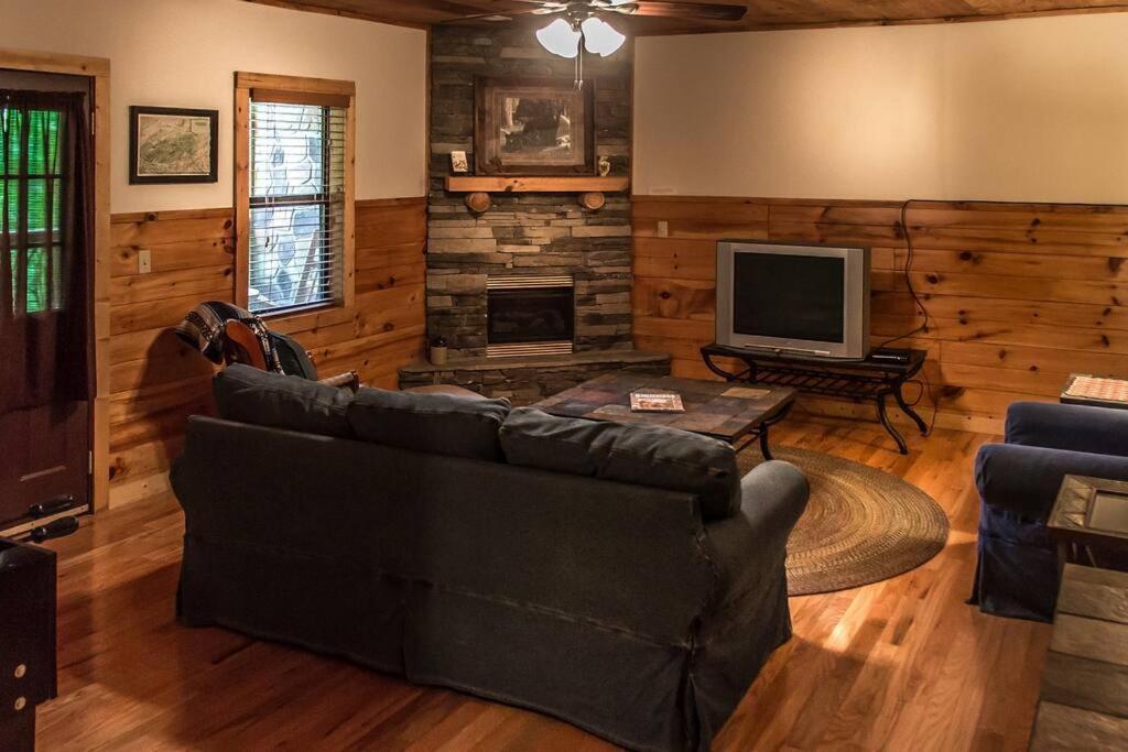 Holly Tree Hideaway - Semi Secluded Mtn Setting Vila Sevierville Exterior foto